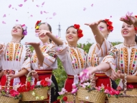 Bulgarijos lankytinos vietos - Rožių slėnis festivalio metu